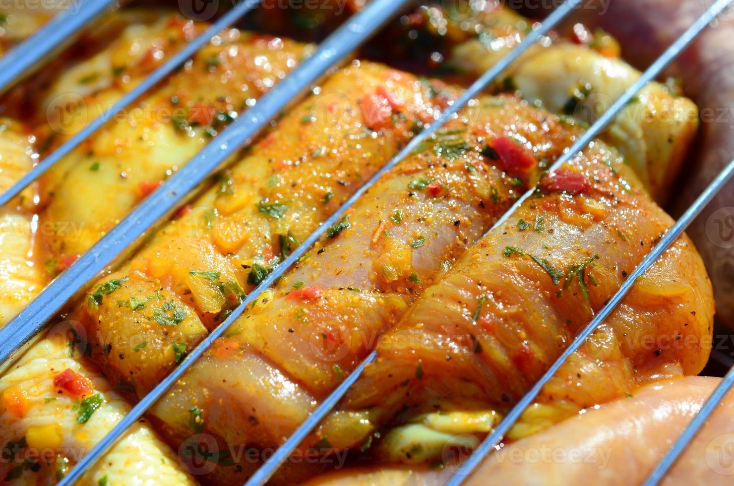 Pernas de frango marinadas na grelha de carvão para churrasco quente foto
