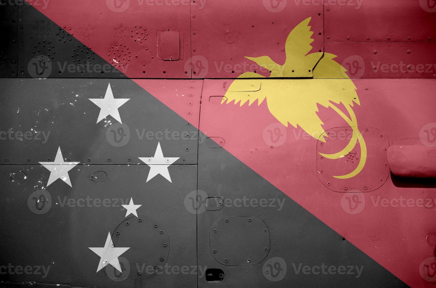 bandeira de papua nova guiné retratada na parte lateral do helicóptero blindado militar closeup. fundo conceitual de aeronaves de forças do exército foto