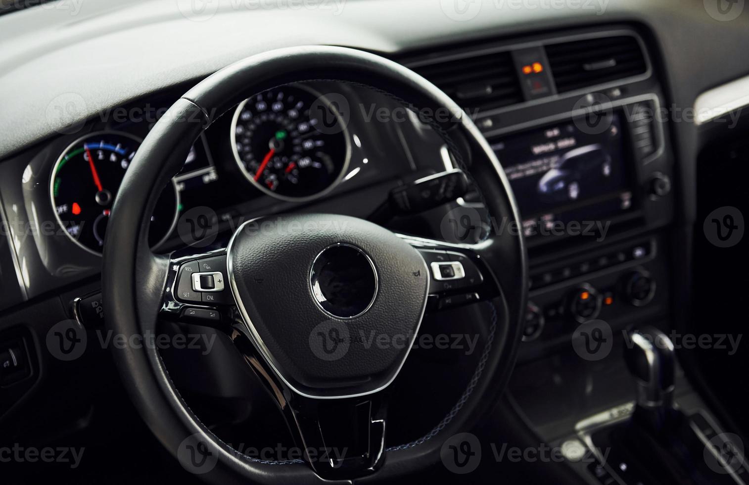 visão detalhada do interior do carro moderno. automóvel de luxo e qualidade foto