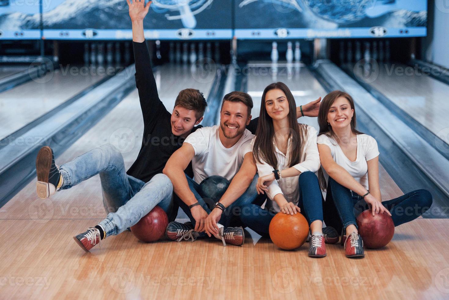 Emoções positivas. jovens amigos alegres se divertem no clube de boliche em seus fins de semana foto