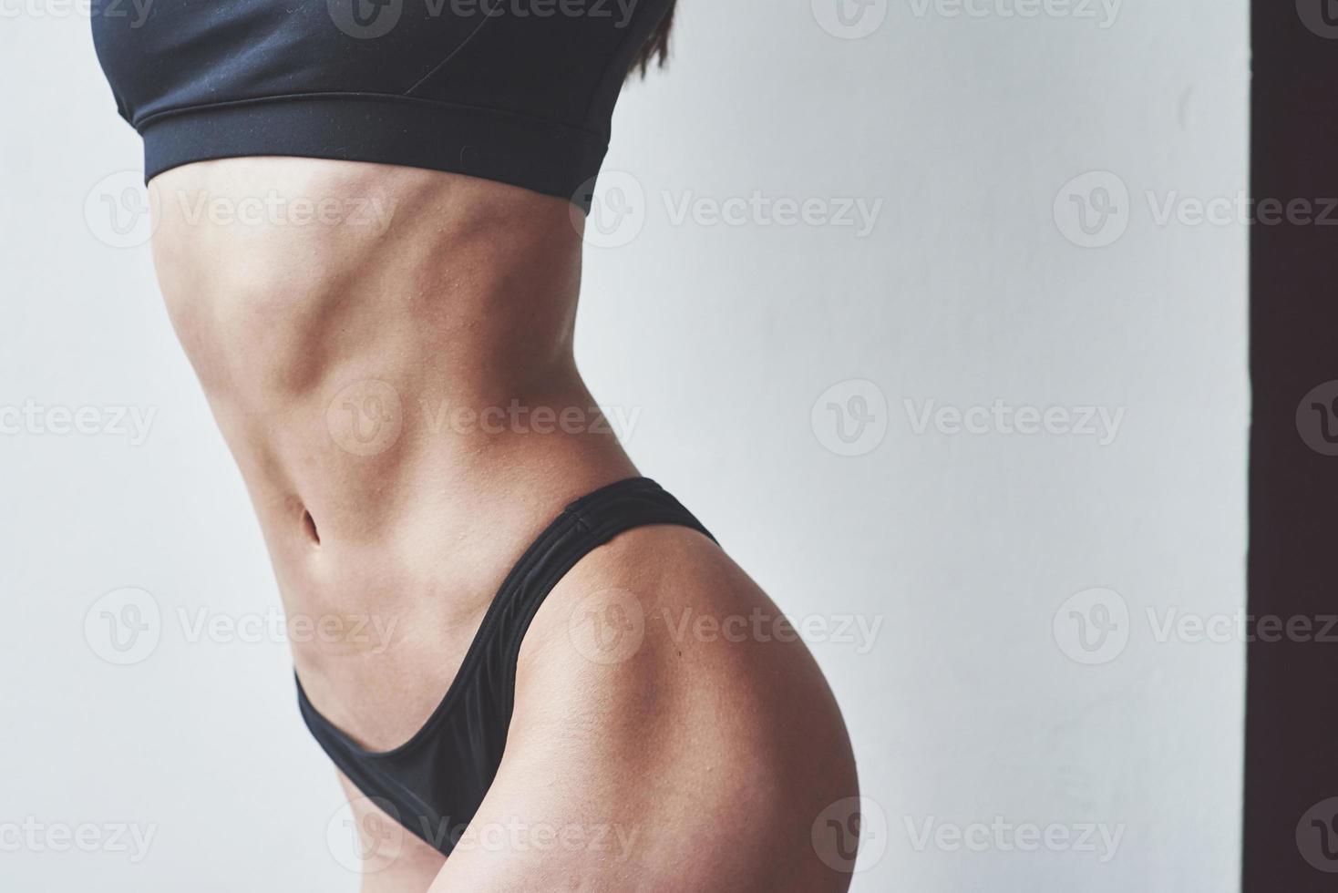 mostrando figura. visão de partícula do tipo de corpo magro quente de garota que fica na sala foto