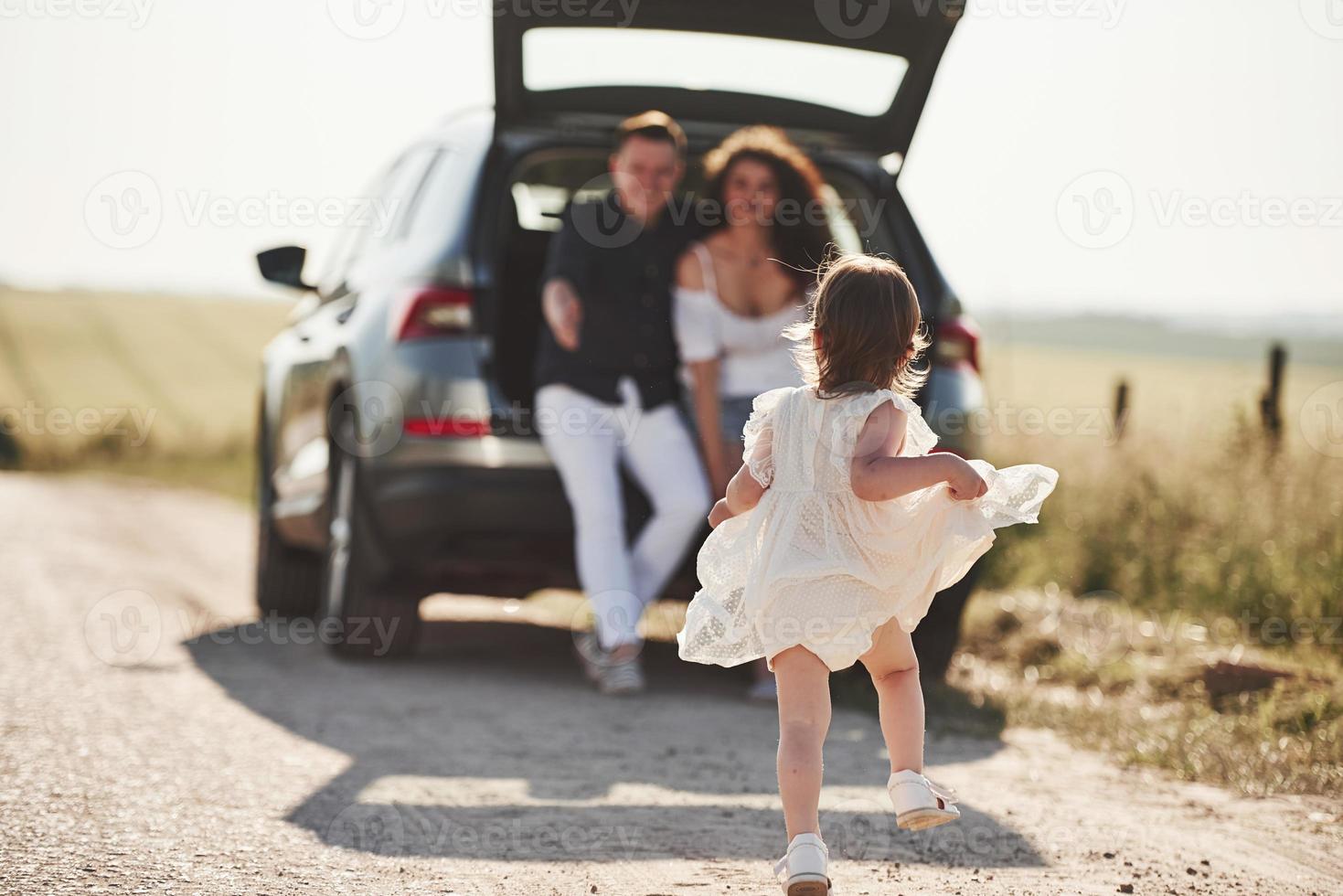 foto em movimento. gente bonita está no carro moderno em seus fins de semana