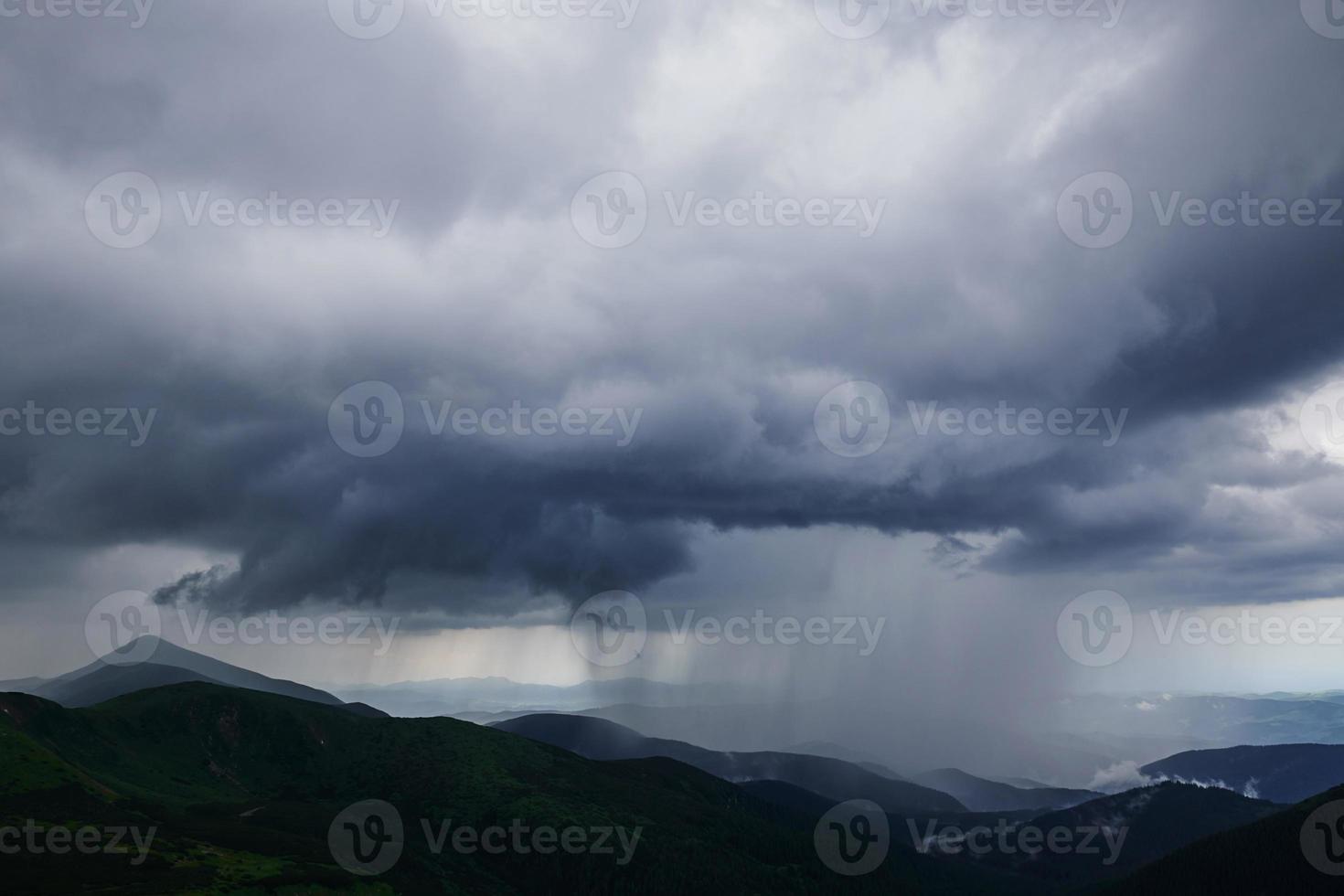 cena impressionante. majestosas montanhas dos cárpatos. paisagem bonita. vista de tirar o fôlego foto