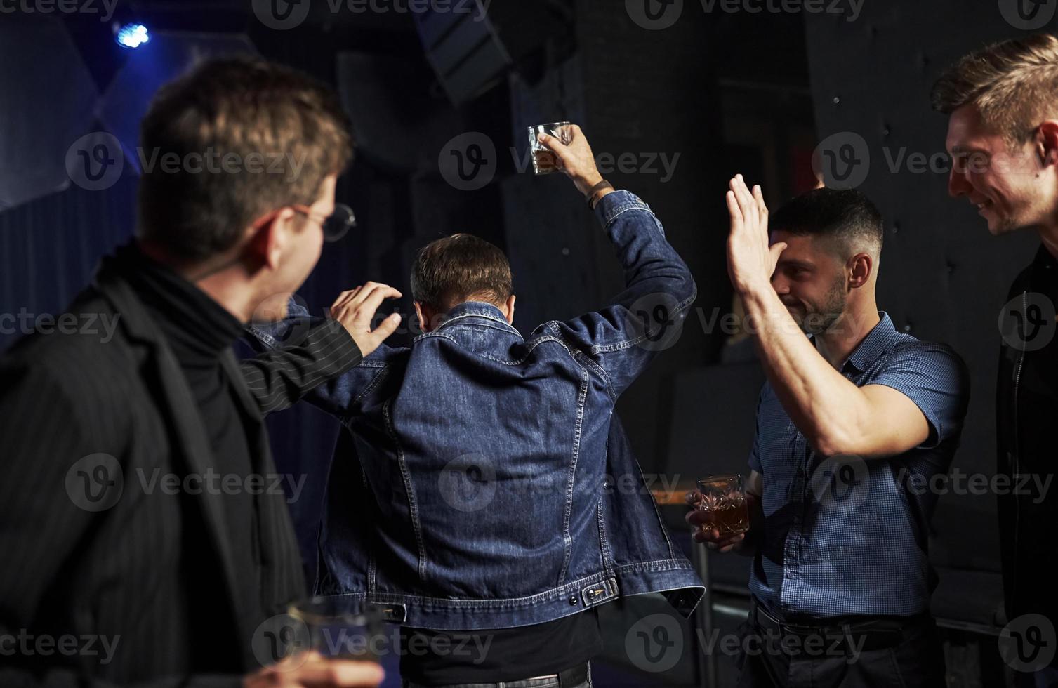 as pessoas se divertem na boate. com álcool nas mãos foto