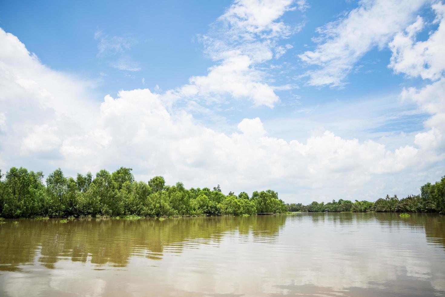 o rio Bang Pakong na Tailândia foto