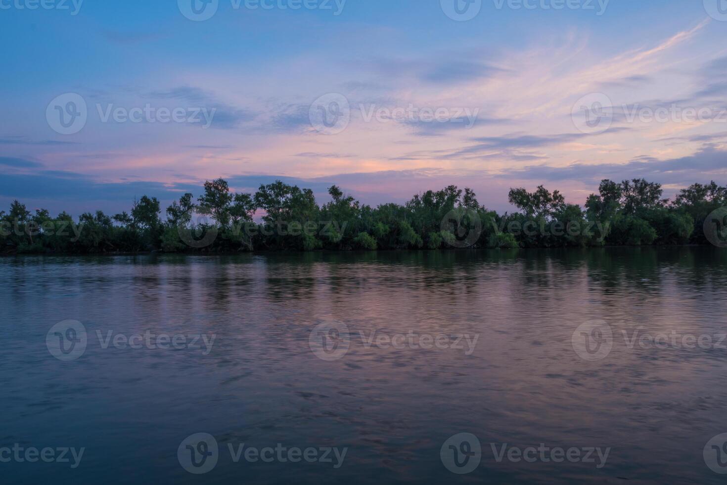 pôr do sol no rio foto