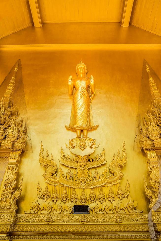 estátua no templo dourado de Wat Paknam Jolo foto