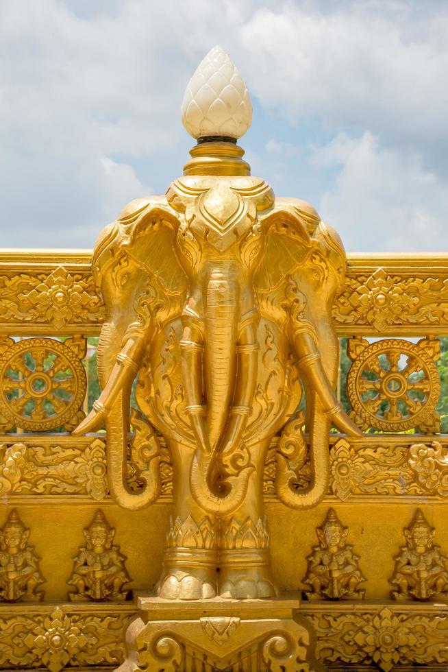 estátua no templo dourado de Wat Paknam Jolo foto