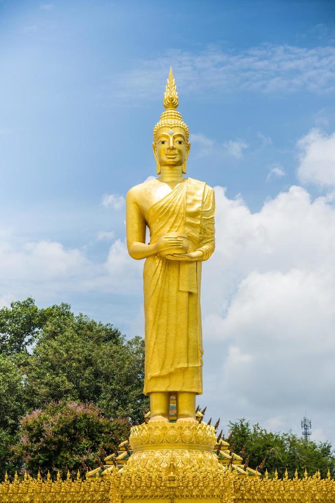 estátua no templo dourado de Wat Paknam Jolo foto