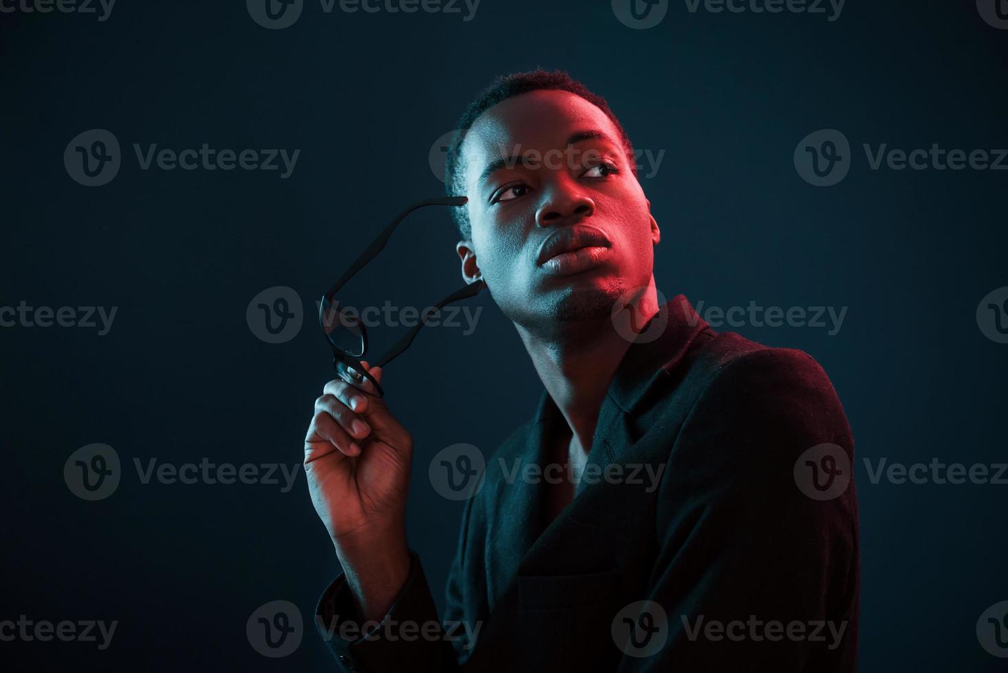 modelo de moda. iluminação neon futurista. jovem afro-americano no estúdio foto