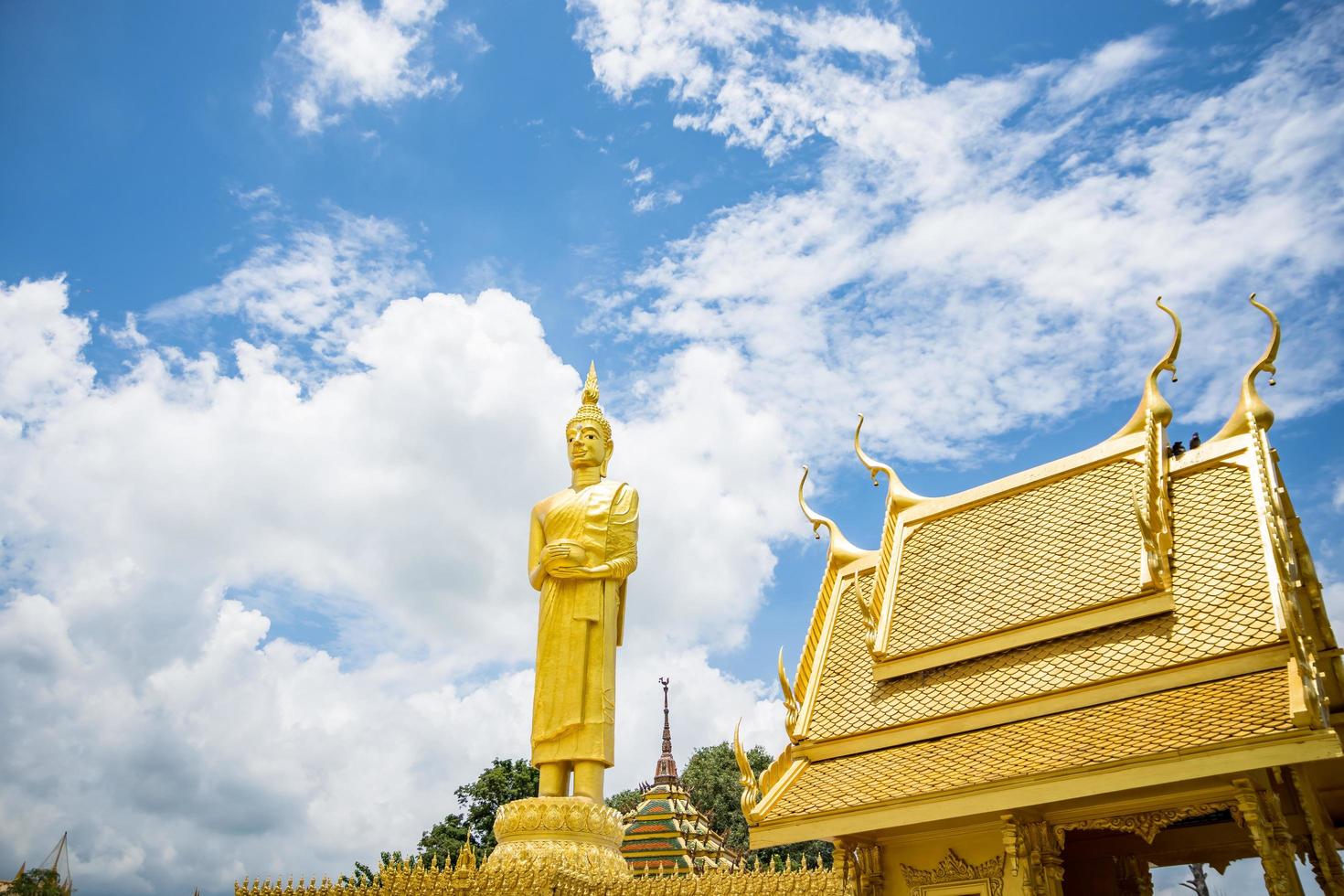 o templo dourado de Wat Paknam Jolo, Tailândia foto