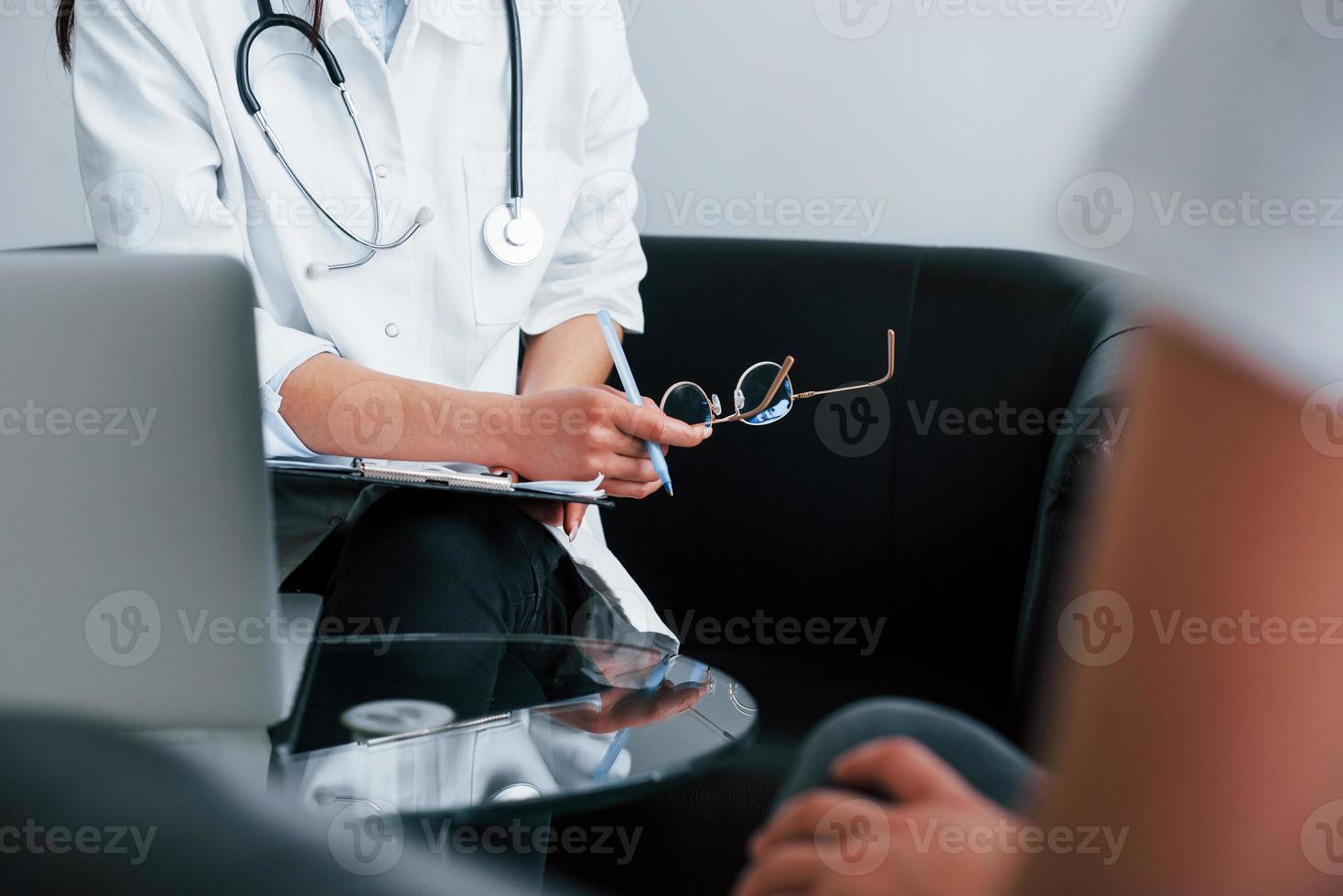 jovem tem uma visita com médica na clínica moderna foto