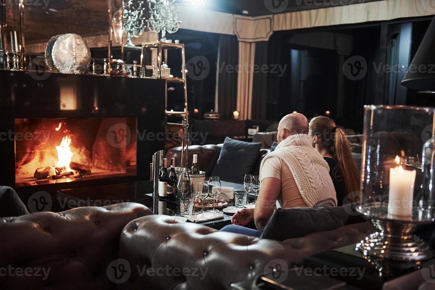 você pode sempre olhar para o fogo. garota com o namorado tenha uma boa noite no lindo restaurante foto