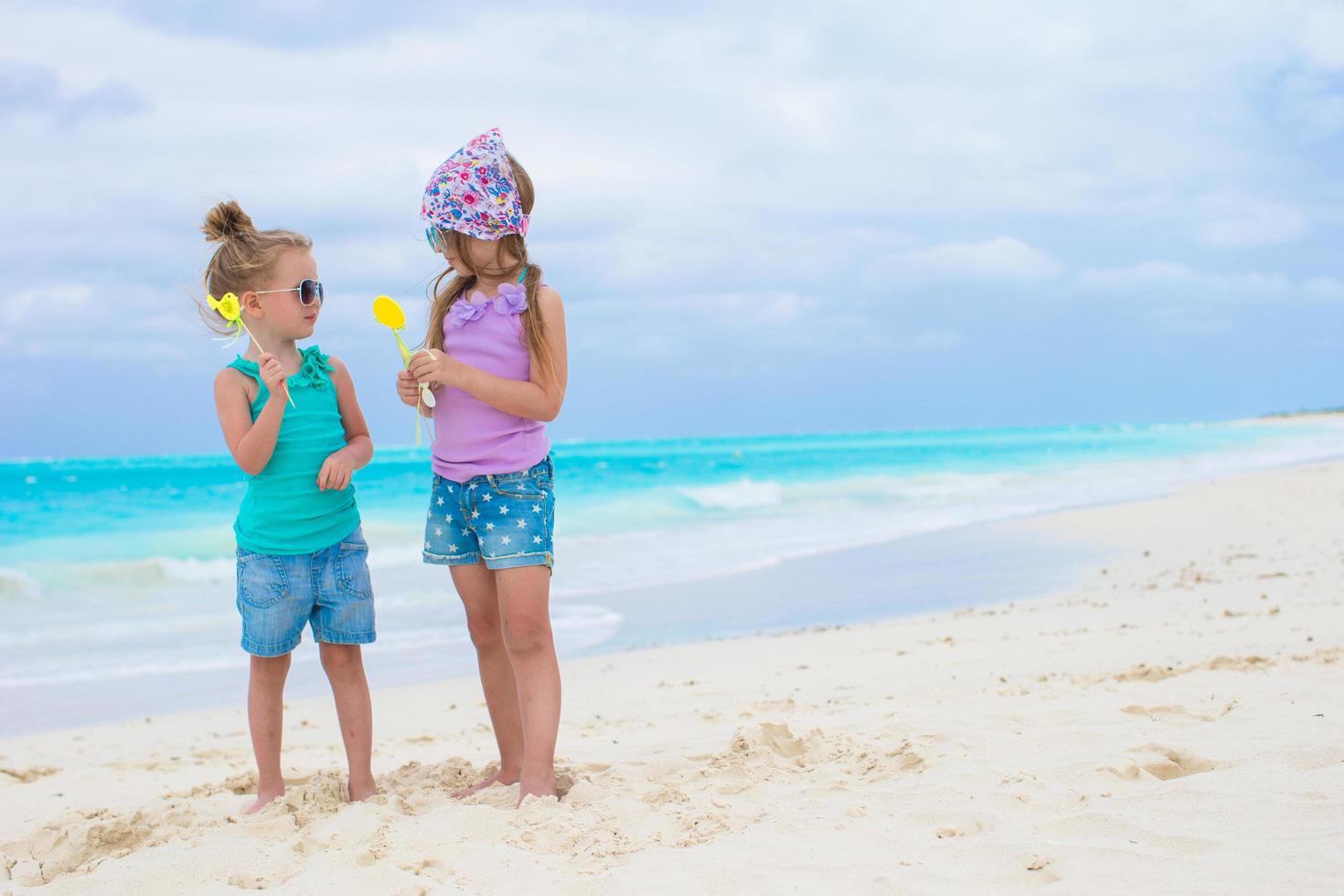 duas garotas se divertindo na praia foto