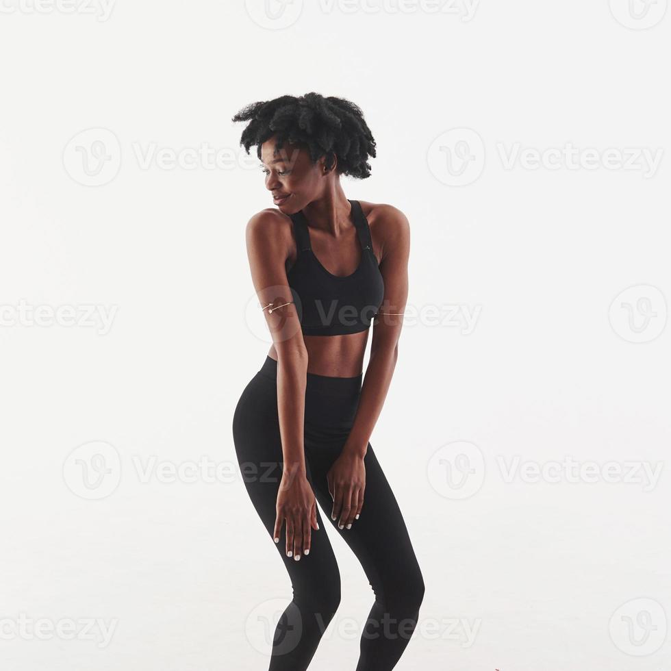 quer dançar. jovem e bela mulher afro-americana no estúdio contra um fundo branco foto