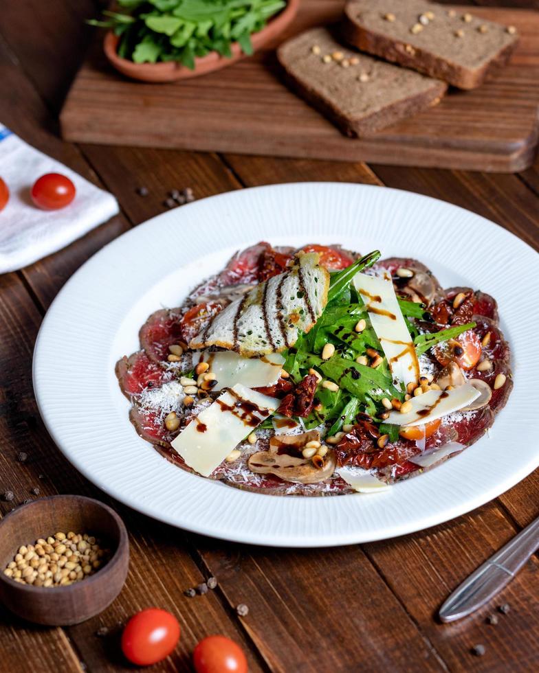 linda salada de peixe com vegetais foto