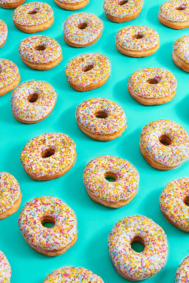 donuts em um fundo azul foto