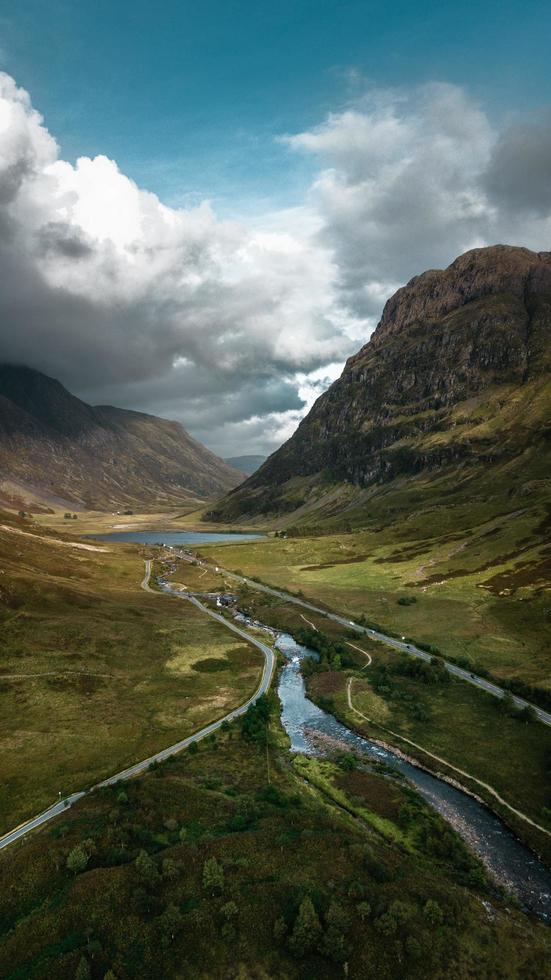 riacho correndo por uma paisagem escocesa foto