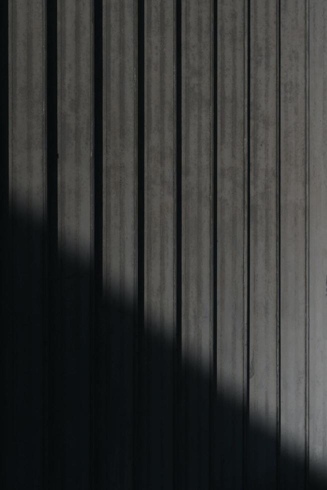 escala de cinza de uma sombra em um piso de madeira foto