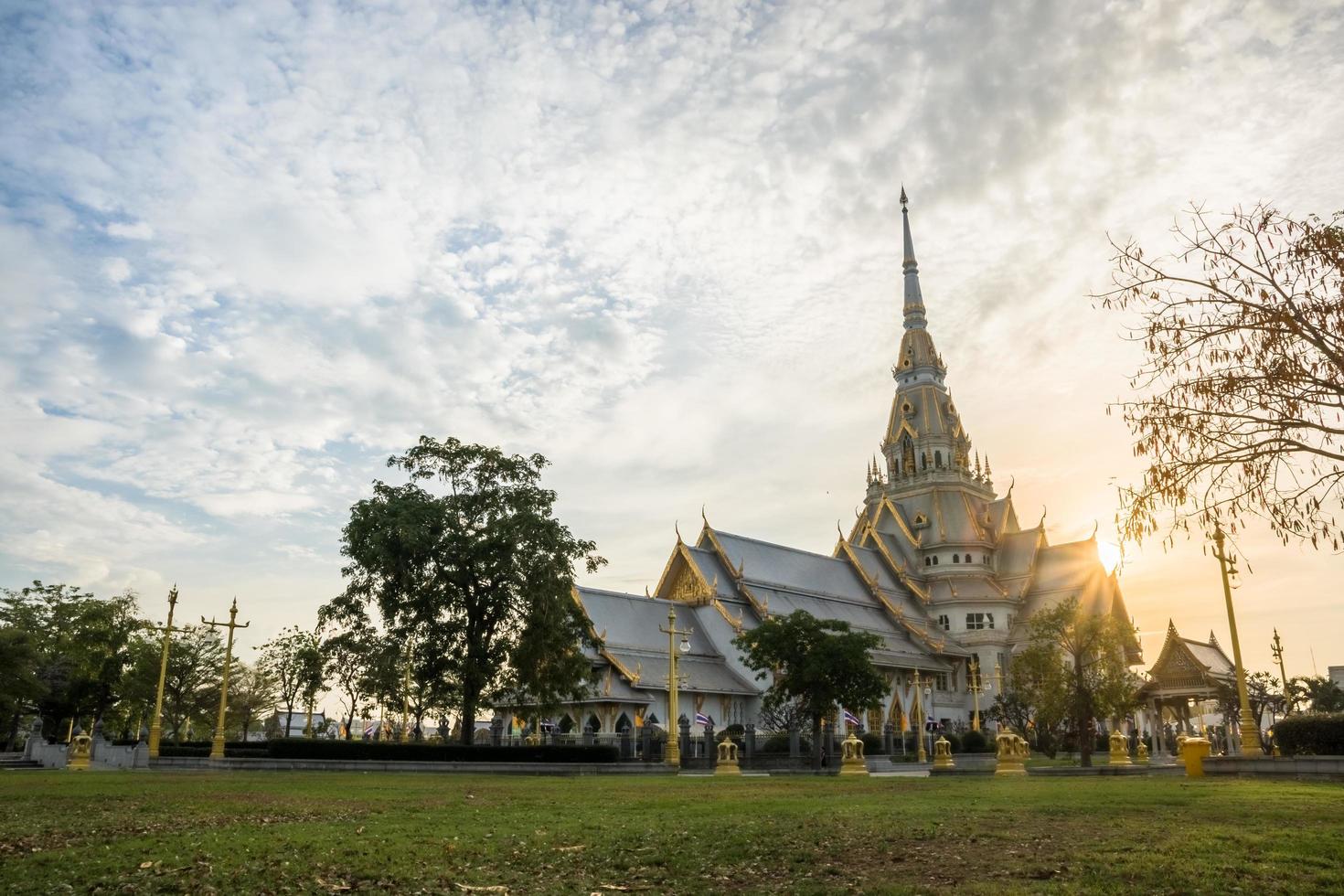 o templo wat sothon wararam worawihan na tailândia foto