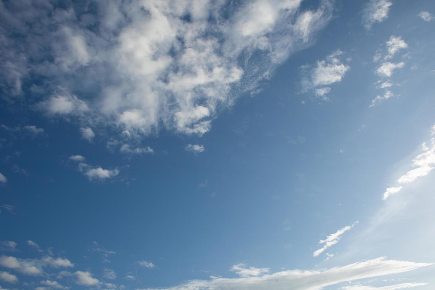 céu azul com nuvens foto