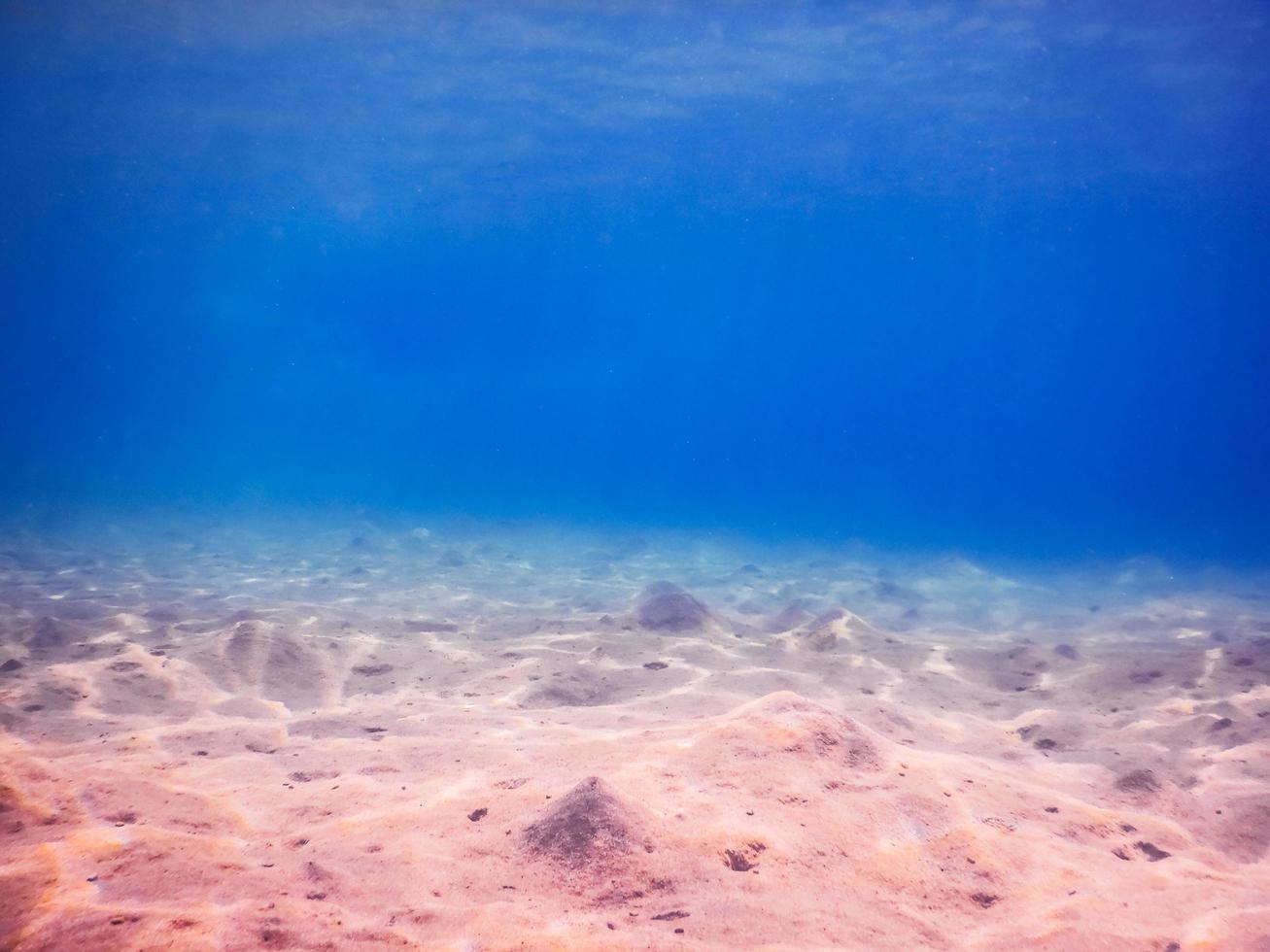 paisagem do fundo do mar com águas azuis profundas enquanto mergulhava pela manhã foto