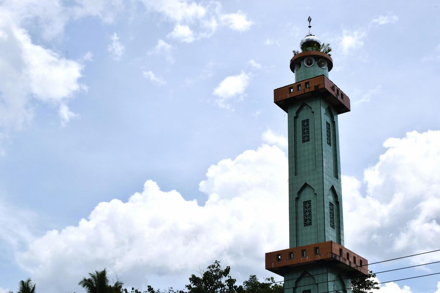 torres de mesquitas na indonésia. mesquita com fundo islâmico foto