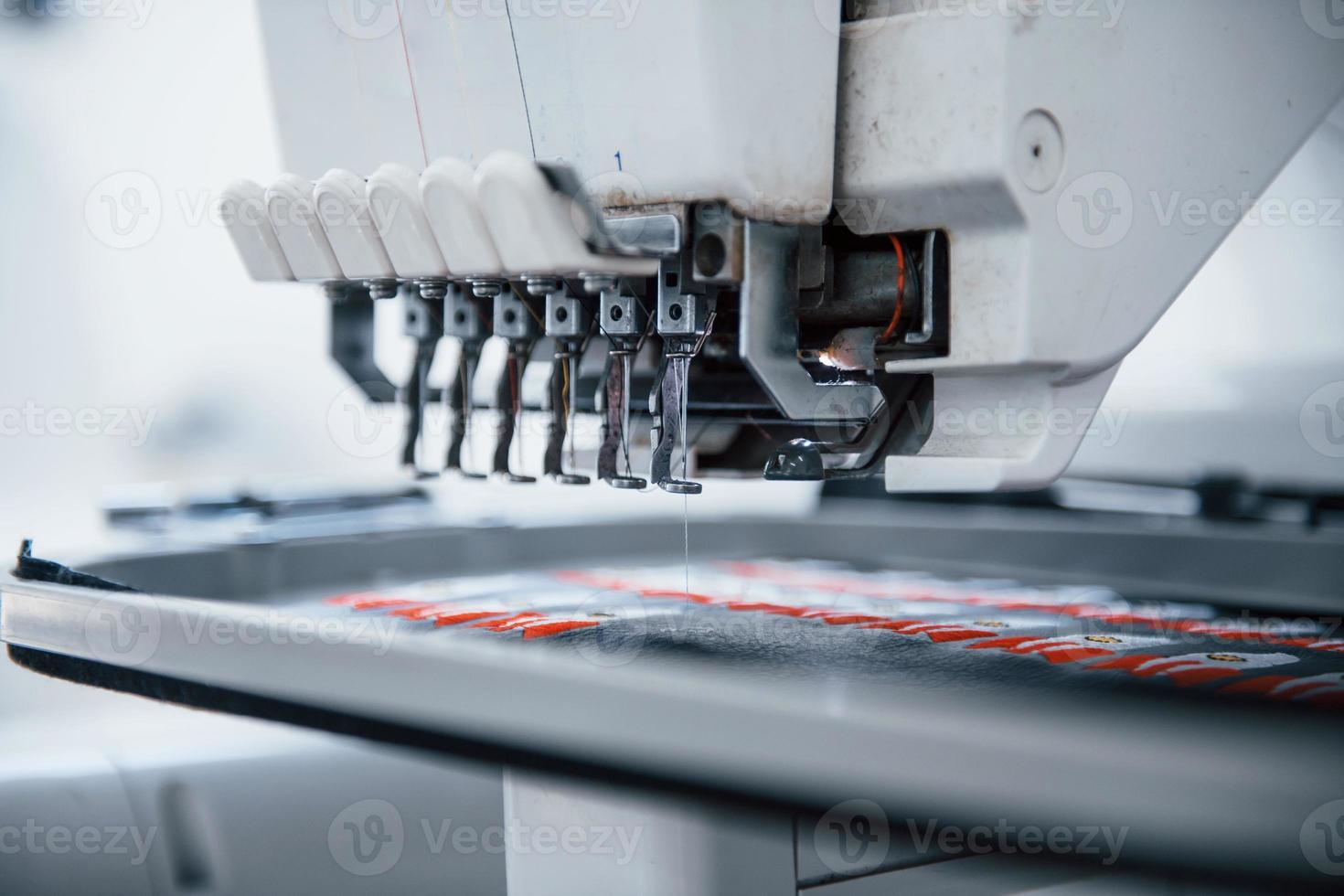 fazendo fotos de foguetes. close-up vista da máquina de costura automática branca na fábrica em ação
