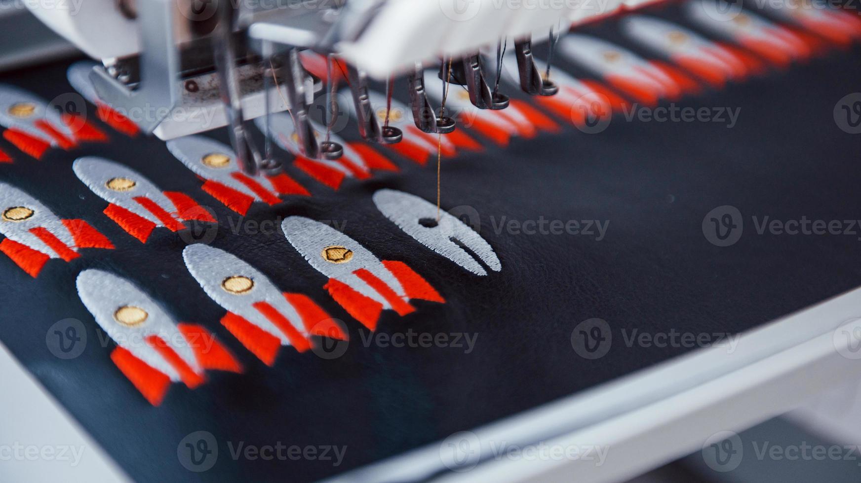 fazendo fotos de foguetes. close-up vista da máquina de costura automática branca na fábrica em ação