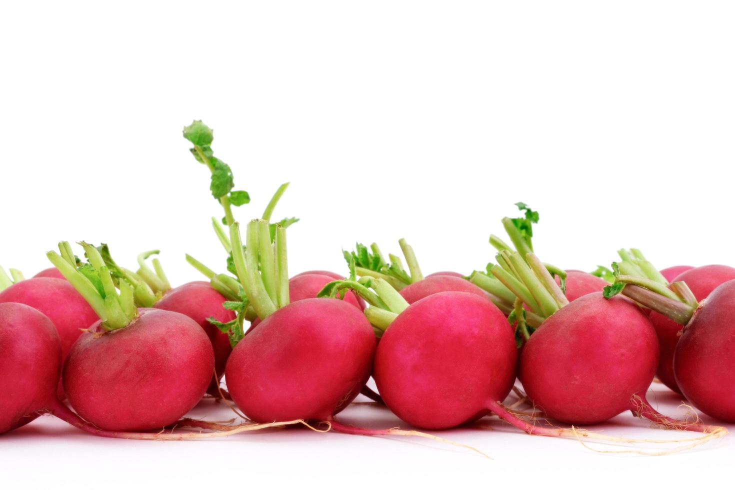 rabanete vermelho ou roxo, mistura de salada orgânica saudável comida natural isolada no fundo branco foto