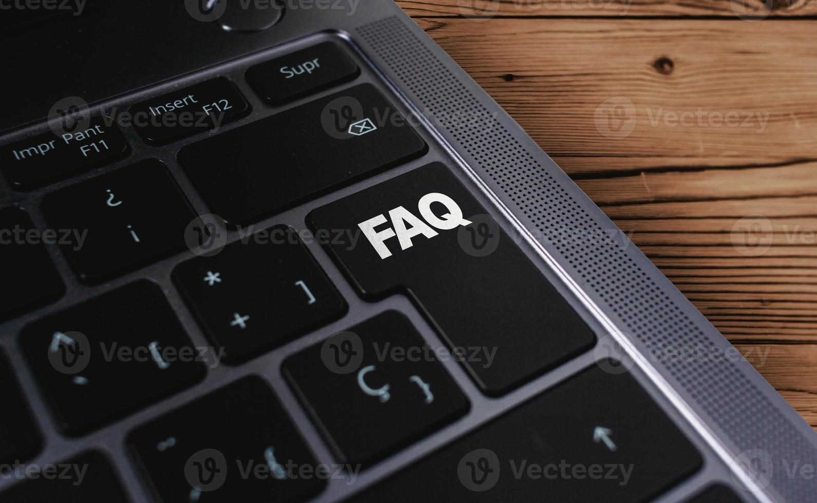 teclado de laptop com palavra de faq no botão. conceito de suporte de negócios. símbolo de perguntas frequentes. foto