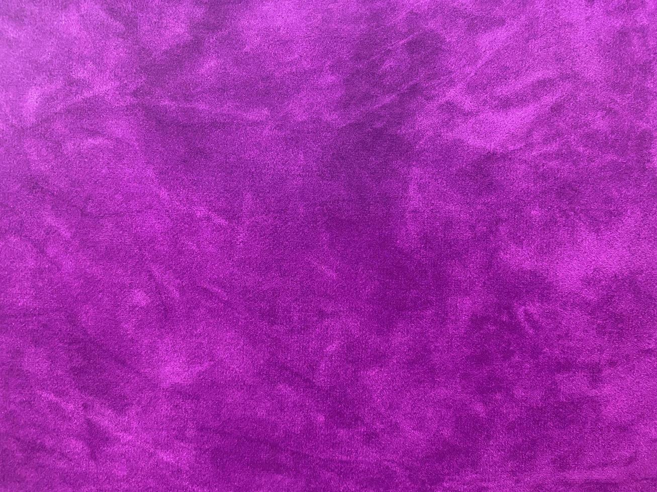 textura de tecido de veludo roxo usada como plano de fundo. fundo de tecido roxo vazio de material têxtil macio e liso. há espaço para o texto. foto