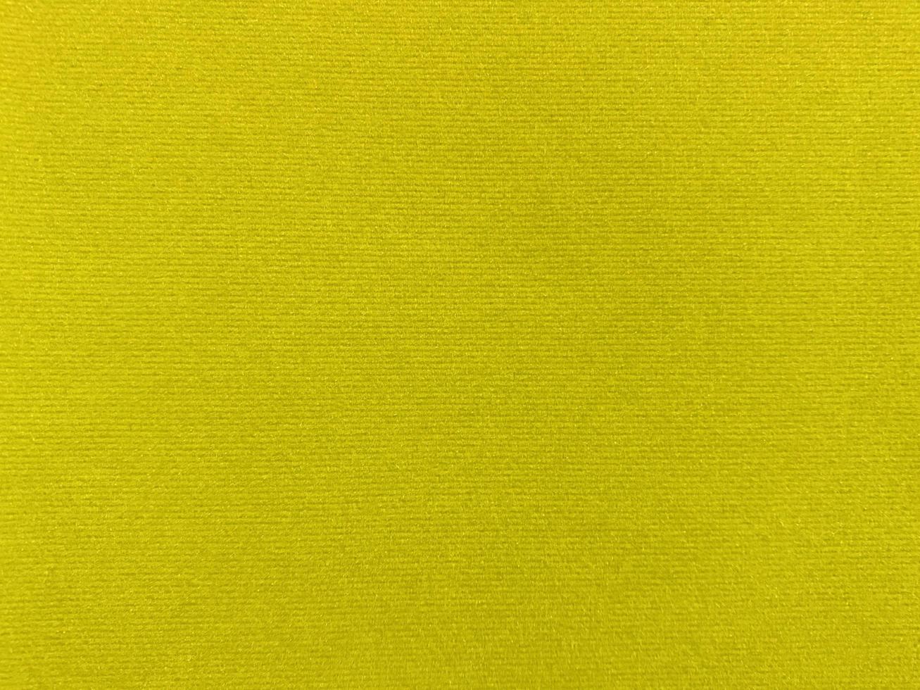 textura de tecido de veludo amarelo usada como plano de fundo. fundo de tecido amarelo vazio de material têxtil macio e liso. há espaço para o texto.. foto