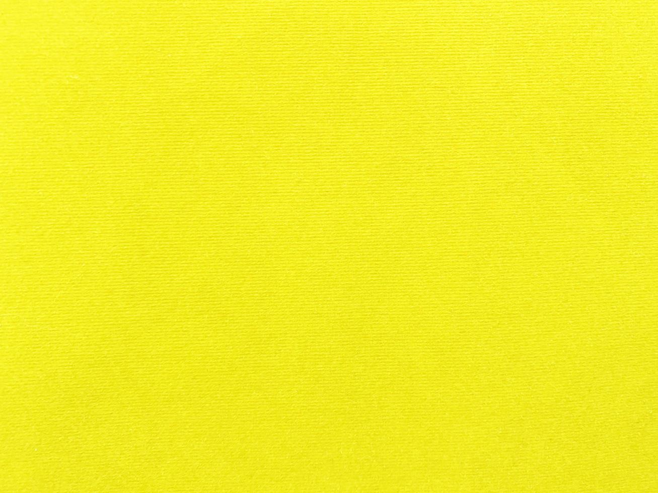 textura de tecido de veludo amarelo usada como plano de fundo. fundo de tecido amarelo vazio de material têxtil macio e liso. há espaço para o texto. foto