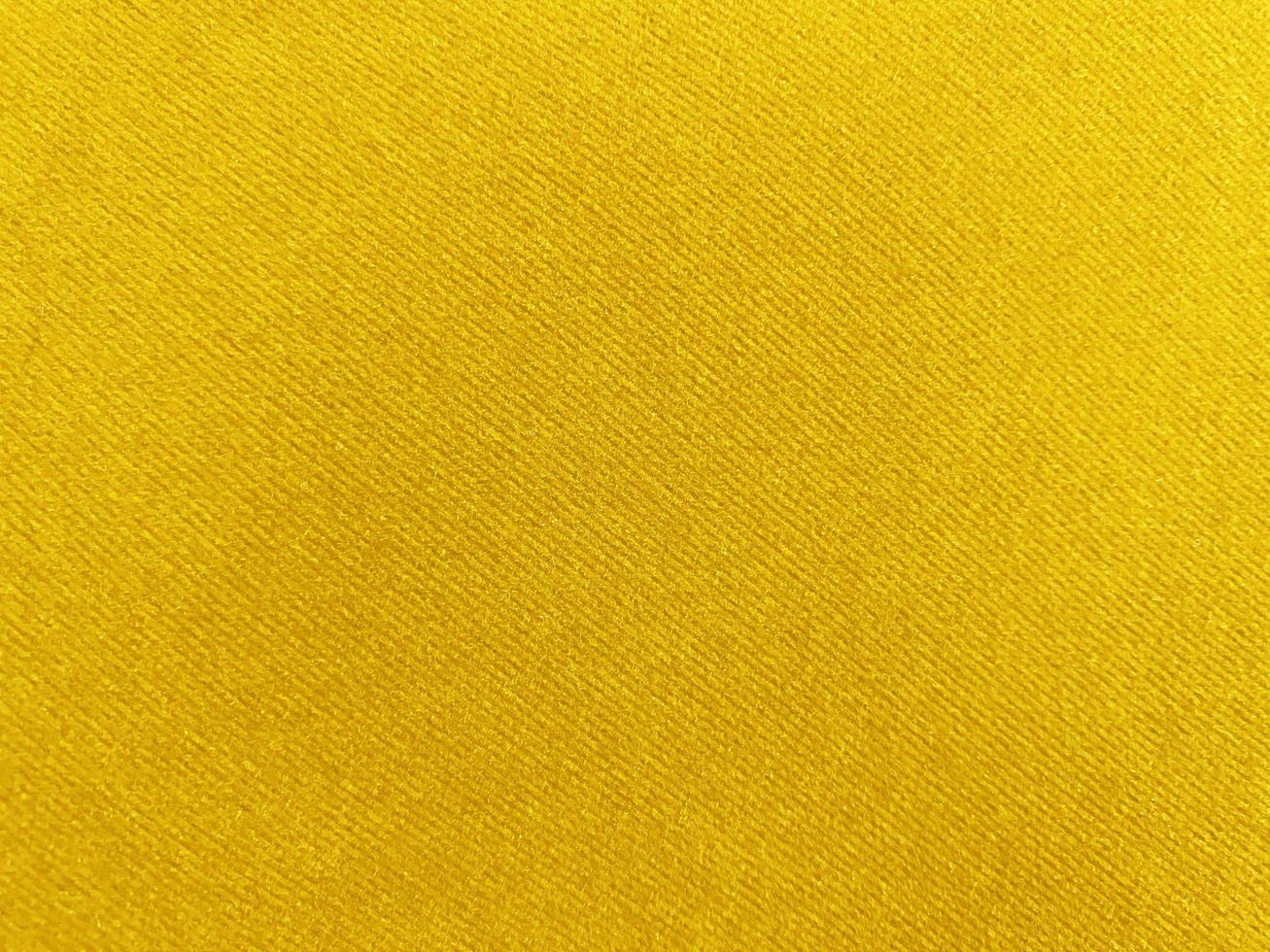 textura de tecido de veludo amarelo usada como plano de fundo. fundo de tecido amarelo vazio de material têxtil macio e liso. há espaço para o texto. foto