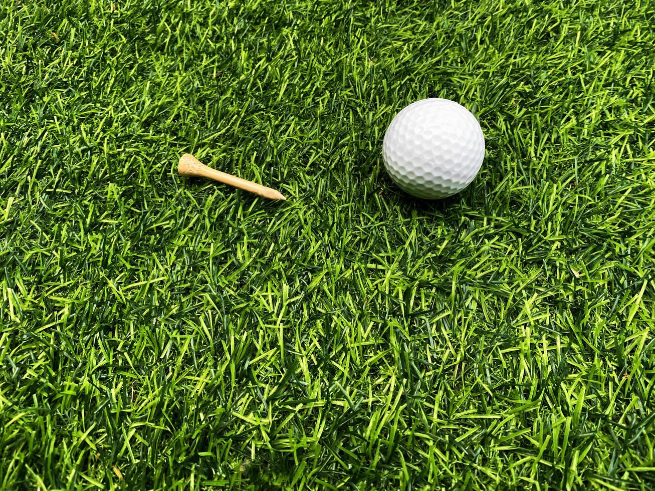 bola de golfe close-up na grama verde na bela paisagem borrada do esporte internacional background.concept de golfe que dependem de habilidades de precisão para o relaxamento da saúde. foto