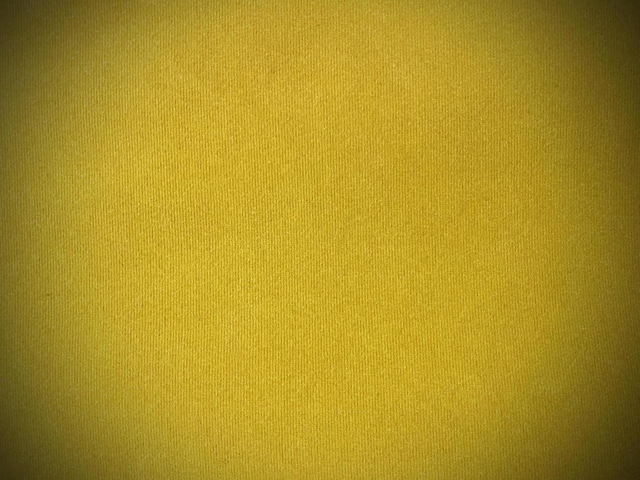 textura de tecido de veludo amarelo usada como plano de fundo. fundo de tecido amarelo vazio de material têxtil macio e liso. há espaço para o texto. foto