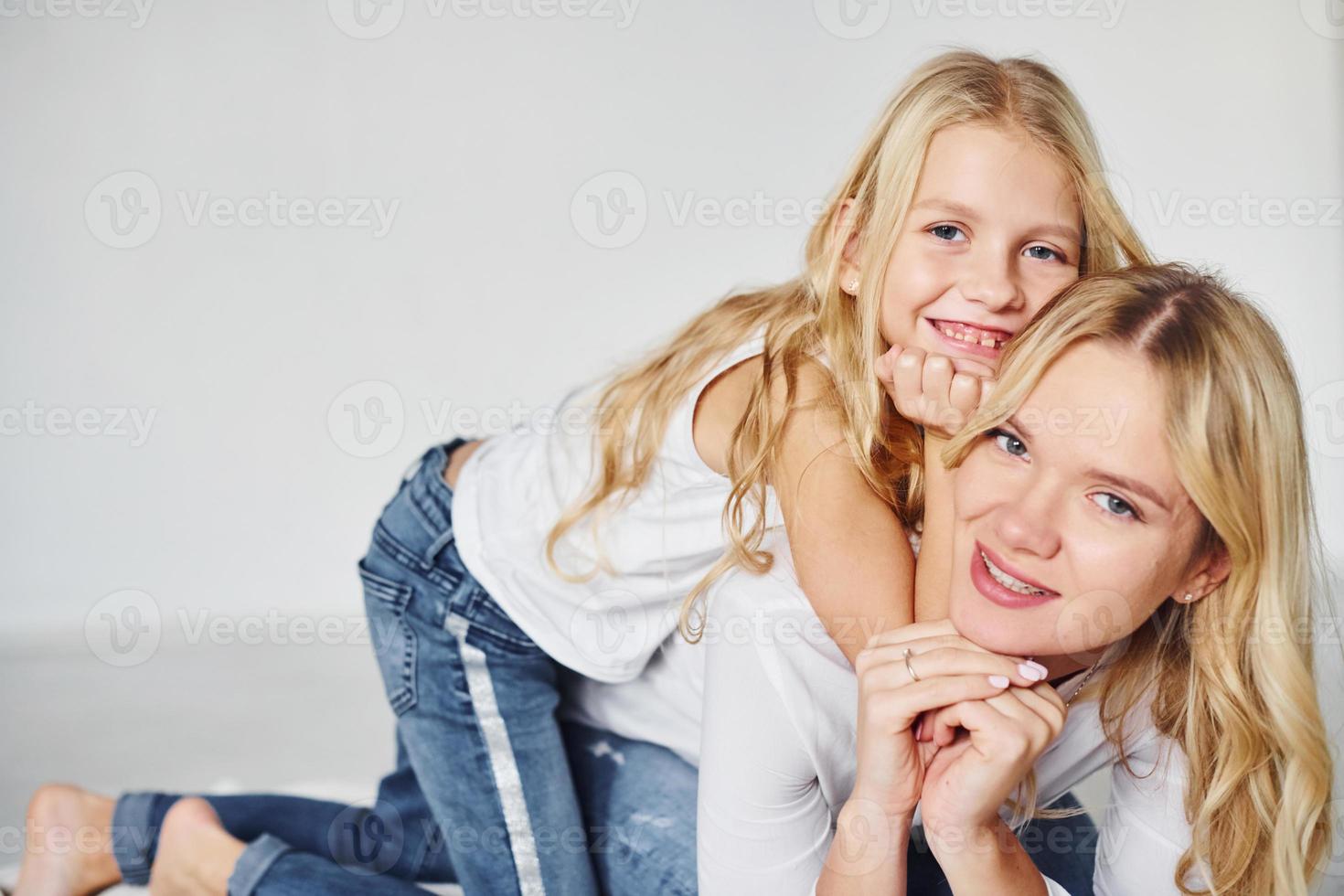 mãe com sua filha juntos no estúdio com fundo branco foto