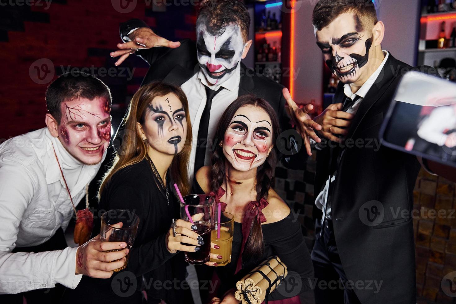amigos está na festa temática de halloween em maquiagem e fantasias assustadoras foto
