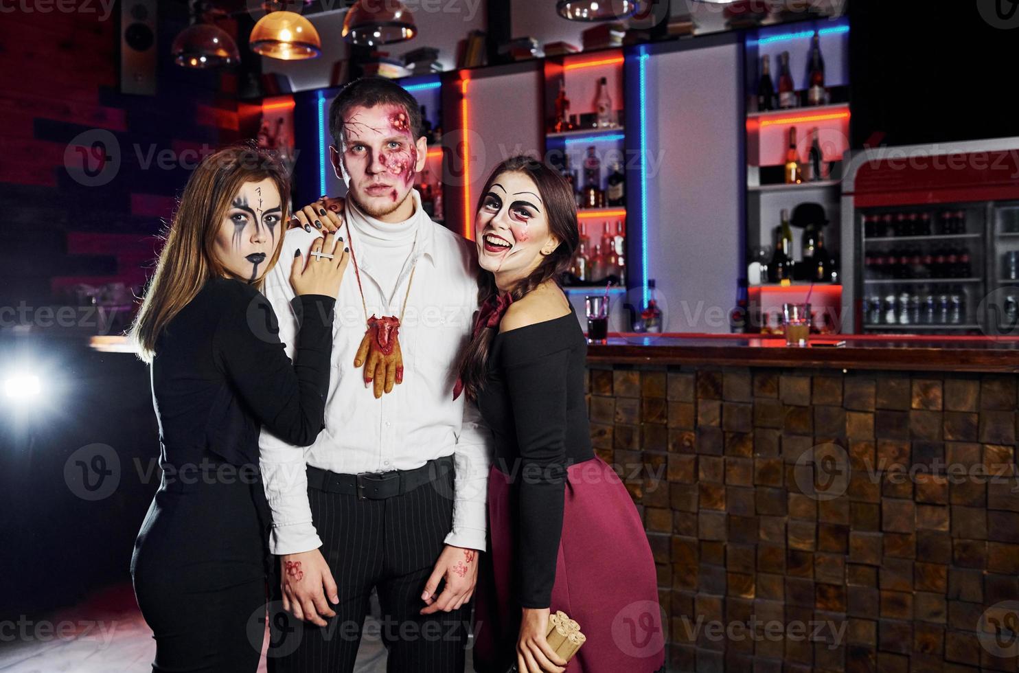 amigos está na festa temática de halloween em maquiagem e fantasias assustadoras foto