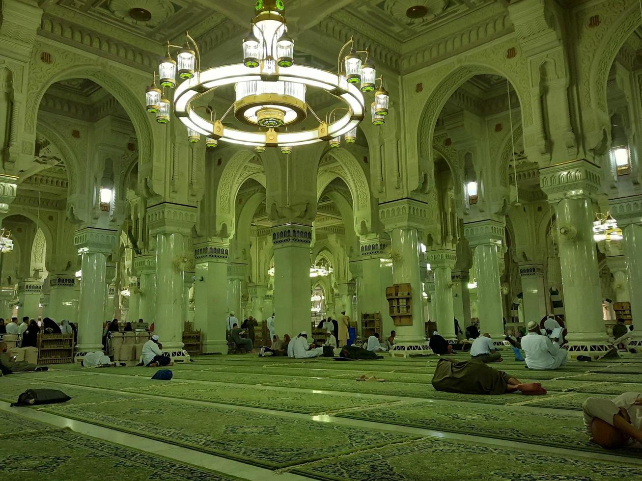 meca, arábia saudita, novembro de 2022 - bela vista de arcos decorativos, pilares e candelabros no interior de masjid al-haram, meca, arábia saudita. foto