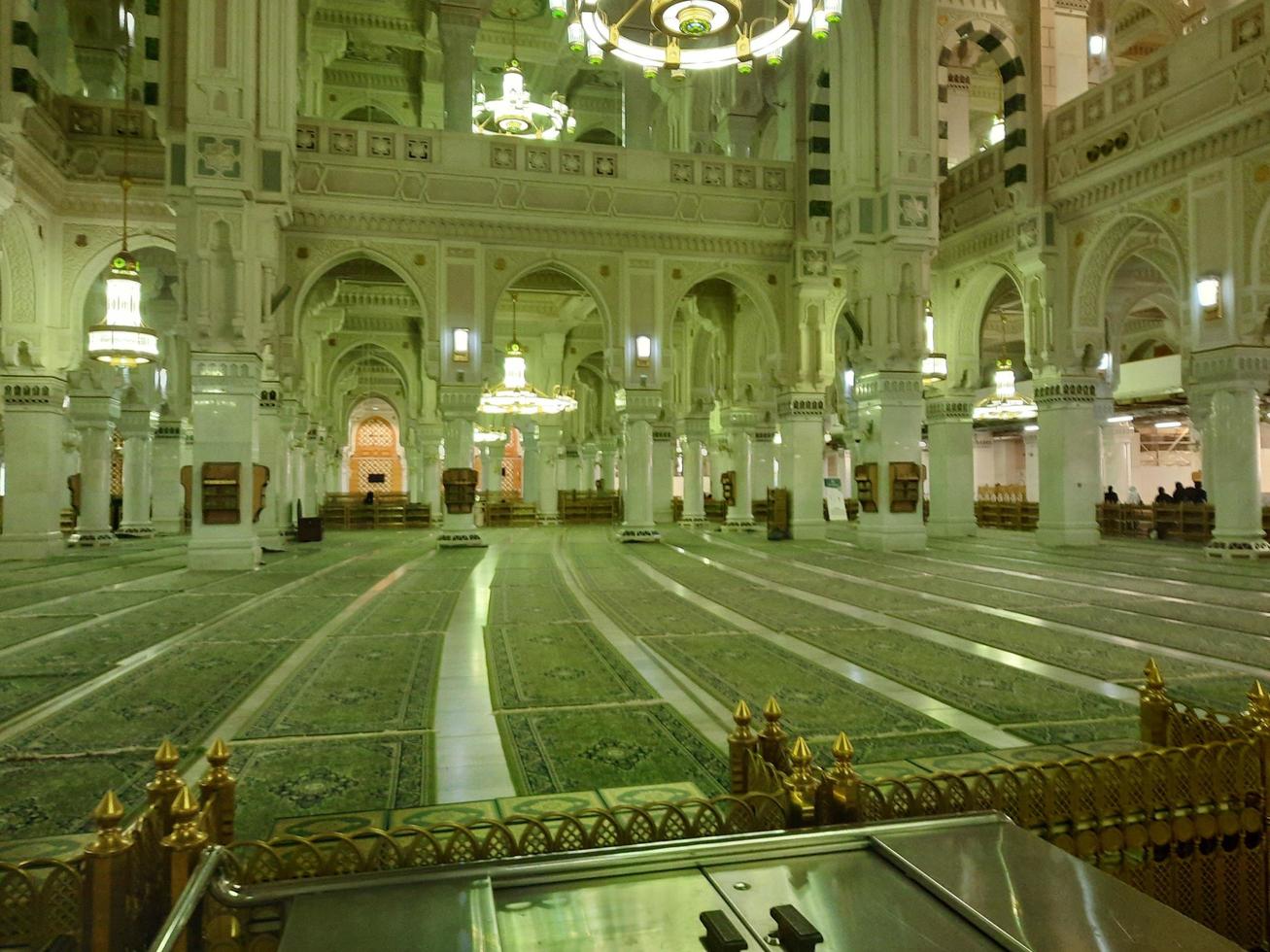 meca, arábia saudita, novembro de 2022 - bela vista de arcos decorativos, pilares e candelabros no interior de masjid al-haram, meca, arábia saudita. foto