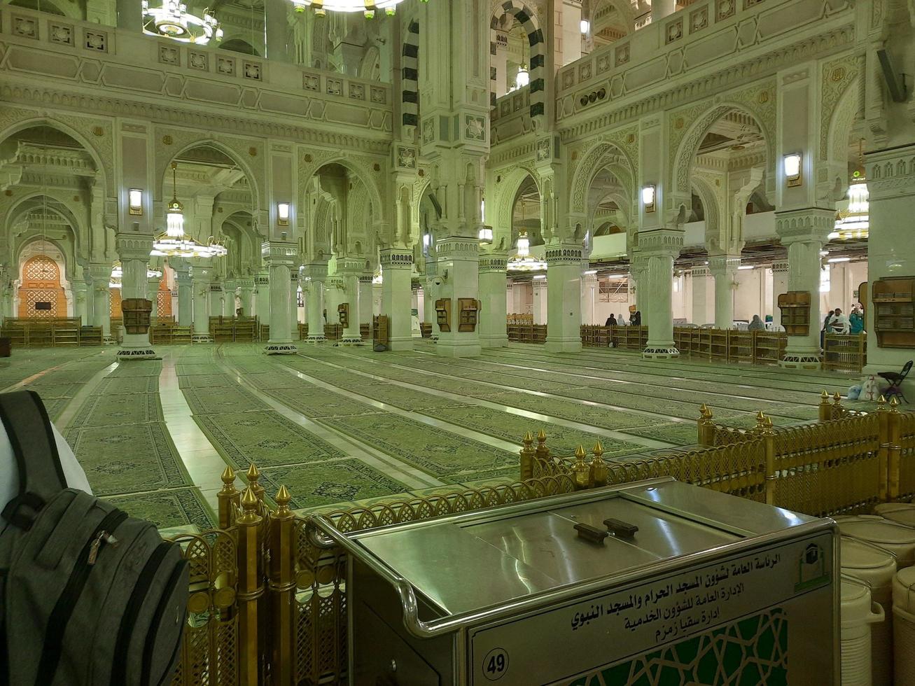 meca, arábia saudita, novembro de 2022 - bela vista de arcos decorativos, pilares e candelabros no interior de masjid al-haram, meca, arábia saudita. foto