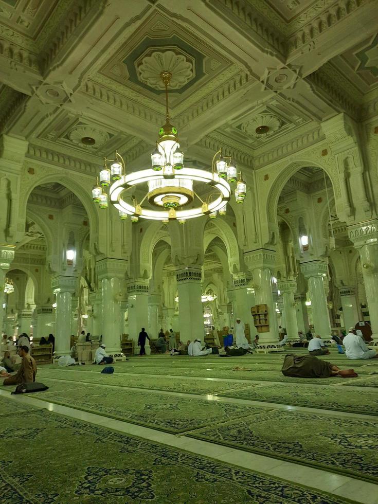 meca, arábia saudita, novembro de 2022 - bela vista de arcos decorativos, pilares e candelabros no interior de masjid al-haram, meca, arábia saudita. foto