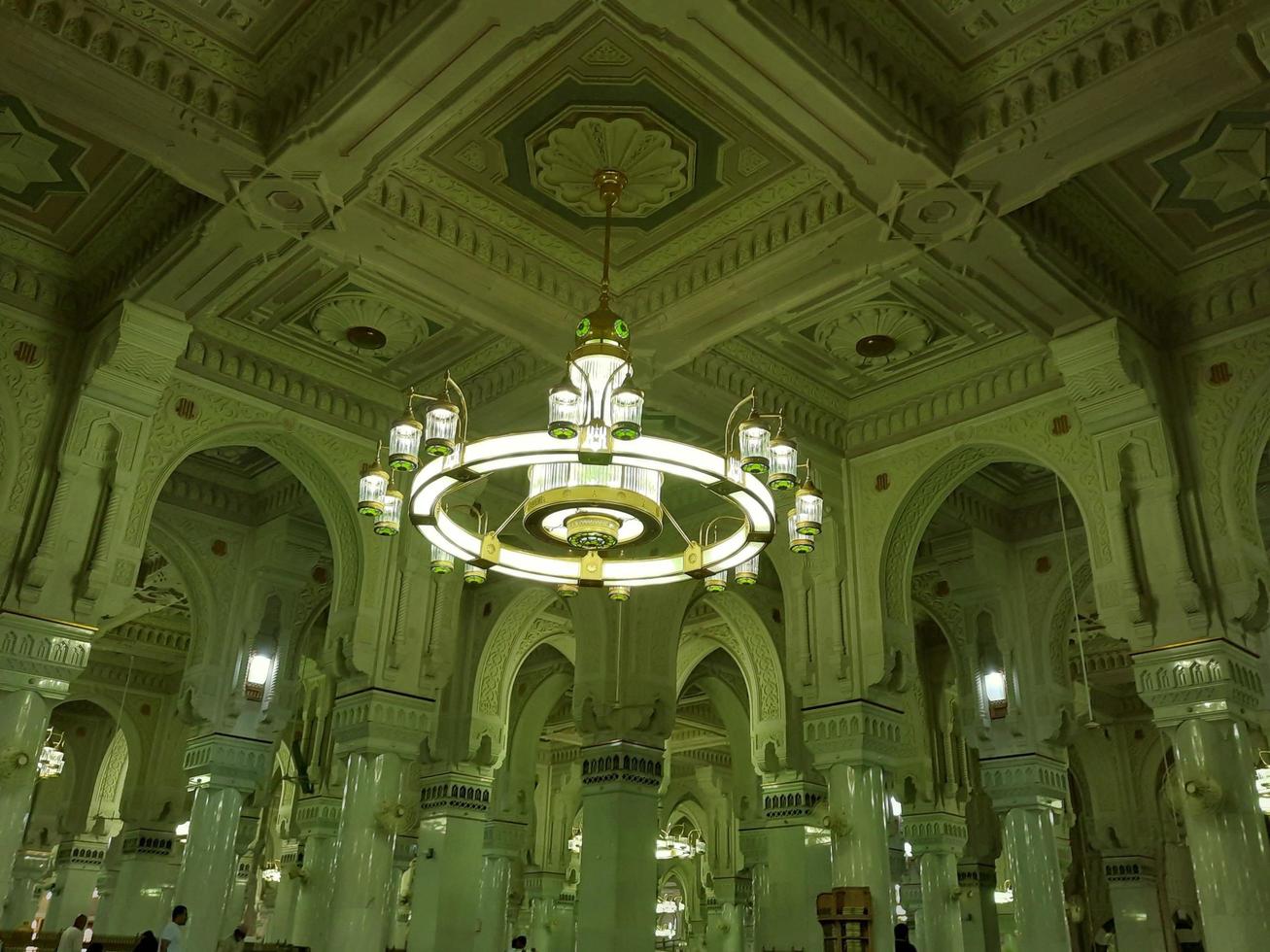 meca, arábia saudita, novembro de 2022 - bela vista de arcos decorativos, pilares e candelabros no interior de masjid al-haram, meca, arábia saudita. foto