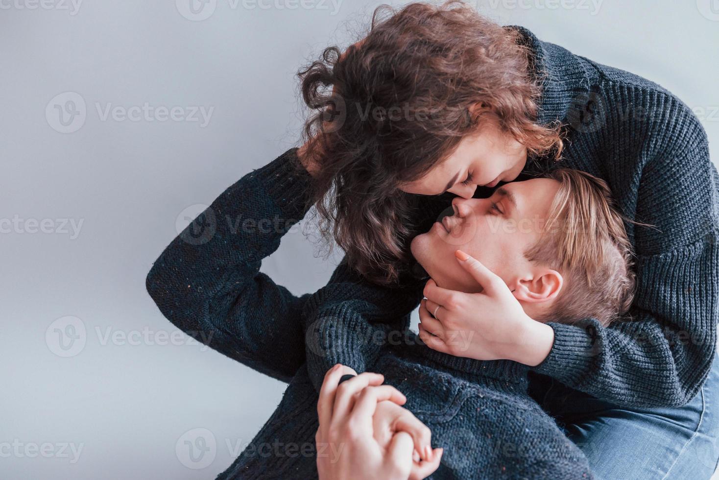 lindo casal jovem se beijando dentro de casa no estúdio foto