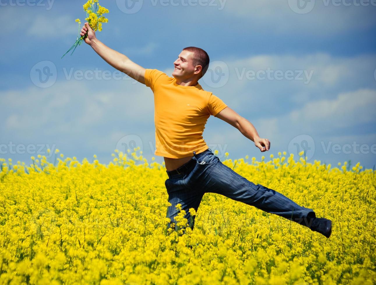 jovem com buquê amarelo foto