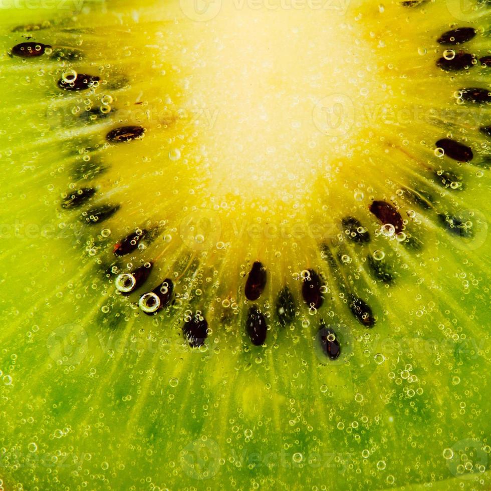 kiwi fatiado com bolhas foto