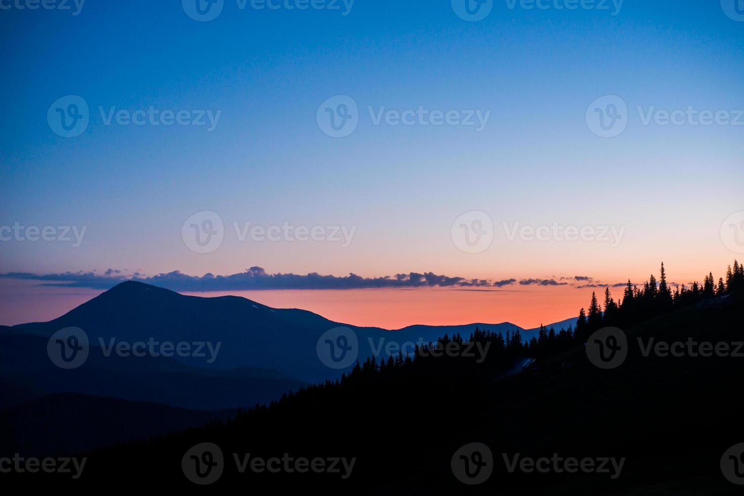 amanhecer nas montanhas cárpatos foto