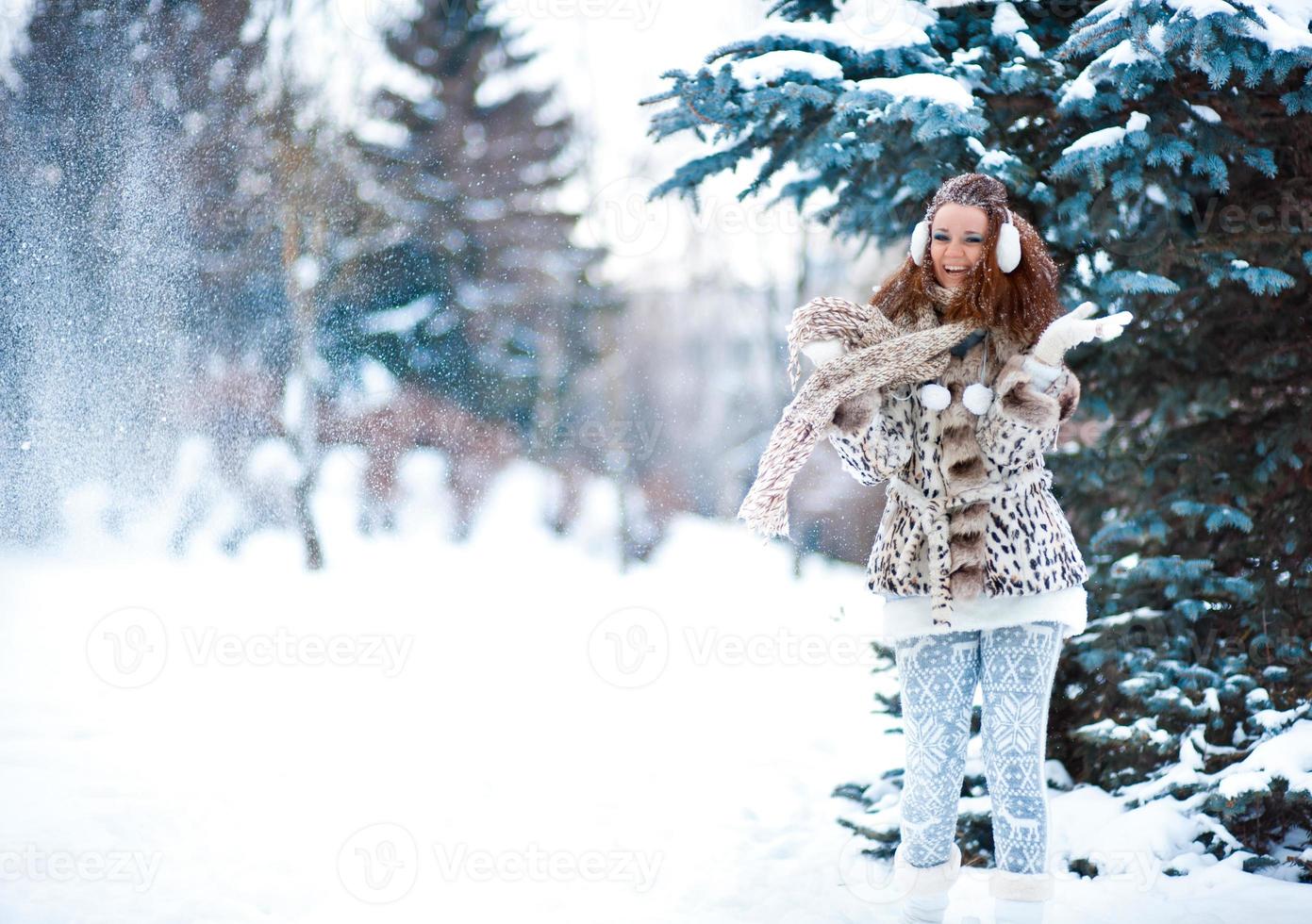 garota na floresta de neve foto